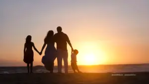 Familie i solnedgang