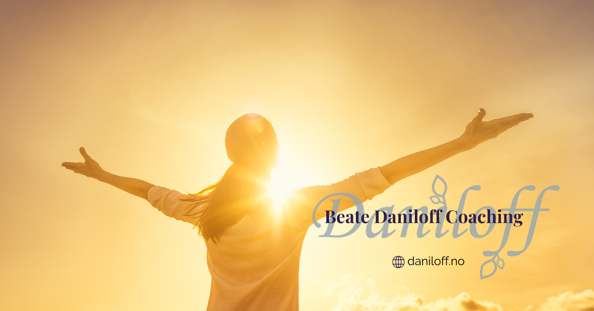 Illustrasjon en person i motlys med armene mot lyset. Logo Daniloff tekst Beate Daniloff Coaching web daniloff.no