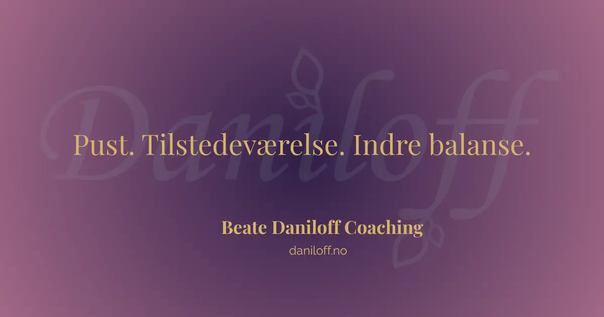 Bakrunn lilla med logo Daniloff gulltekst Pust. Tilstedeværelse. Indre Ro. Beate Daniloff Coaching Daniloff.no