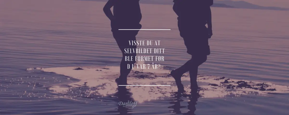 Gående på stranden som metafor for veien vi går fra barndommens mønstre til selvinnsikt